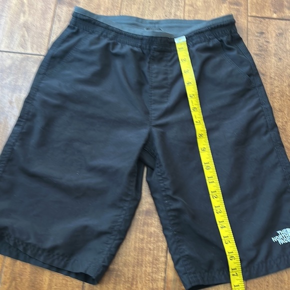 The North Face Black Knee Length
Relaxed Fit Swimming Shorts Kid's
Size M - Picture 7 of 8